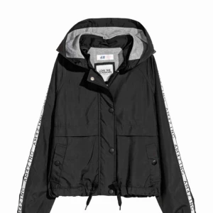  - Knappt använd vindjacka från H&M :)  Storlek 152 men är som en XS 