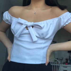 Söt blus - bestämt mig för att sälja denna fina tröja för använder den ej längre, liten fläck på bröstet🦋 frakt 44kr