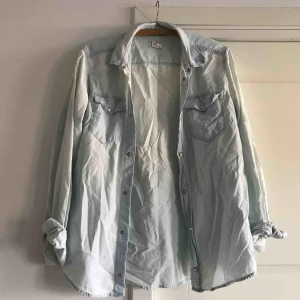  - Boyfriend shirt i ljus jeansblå 