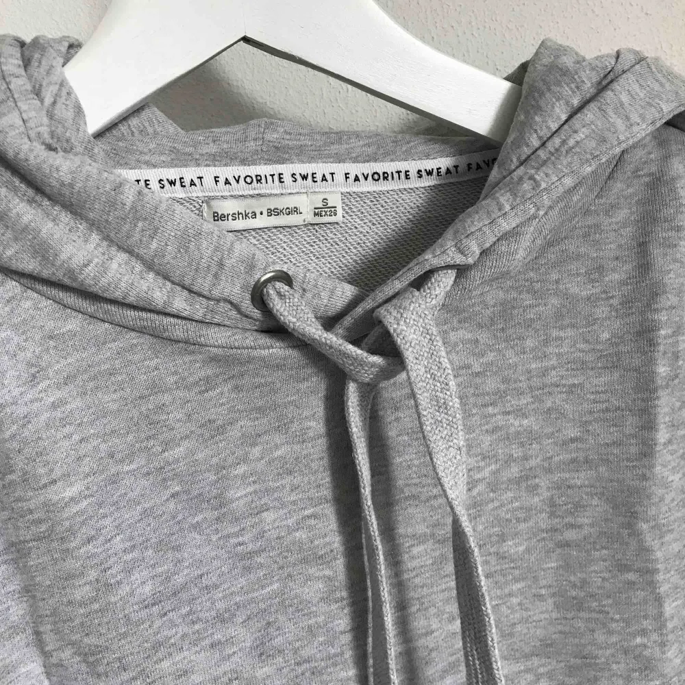 En grå hoodie från Bershka i strl S, nyskick, använd 1 gång. Eventuell frakt tillkommer 💗⚡️. Hoodies.