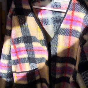  - Väldigt fin och cool cardigan/jacka från Junkyard köpt förra året ! Aldrig använd (bara för den andra bilden ).  Är S men lite oversize . Perfekt nu till våren . 💘