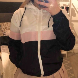  - Tunn windbreaker/vindjacka i rosa, svart och vit (blockfärgad)! Oanvänd då jag bytt stil. Frakt tillkommer💞