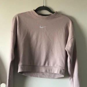 Croppad Nike långärmad tröja xs - Super söt croppad Nike långärmad tränings tröja i storleken XS🌸  200kr+frakt 💕 Om du bor i Mölndal kan jag lämna tröjan i brevlådan
