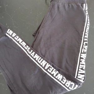 Gråa byxor med text strl S - Snygga byxor från Gina Tricot 🌸 strl S. Sparsamt använda. Köpare står för frakt ⭐