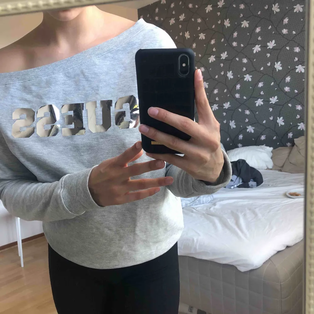 Säljer en tröja från guess som aldrig är använd. Skicka för fler bilder. Frakt tillkommer. Hoodies.