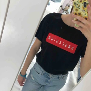  - Svart tröja med rött tryck ”obsession”. Köpt på killavdelningen på Lager 157 så storleken är kanske mer än L. Sparsamt använd. Frakt inkluderad i priset