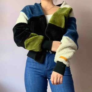  - Cool vegansk pälsjacka✌️🐾 Många olika färger som lyfter upp din vardag😉 Väldigt bekväm och mysig🐹