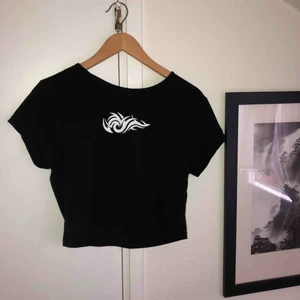  - (Frakt 44kr) Fin topp från Weekday💓 Knappt använd i bra skick! Storlek L men passar även mig som vanligtvis tar s, bara att den inte sitter tight!