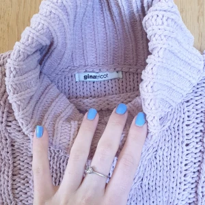 Polotröja från Gina Tricot  - Sjuuukt mjuk kabel-stickad tröja från Gina med högre krage, nästan lite polo. Färgen är supersöt och materialet är fett mjukt och gosigt. Tyvärr inte min stil längre, därför används den inte :(