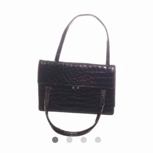 - Brun väska köpt på sellpy.  Typ: Handväska Material: Skinn Färg: Brun Bredd (cm): 23 Djup (cm): 10 Höjd (cm): 17 Skick: Bra