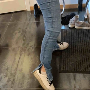  - Trendiga zara jeans med slits, alldeles för långa för mig som är runt 160 lång