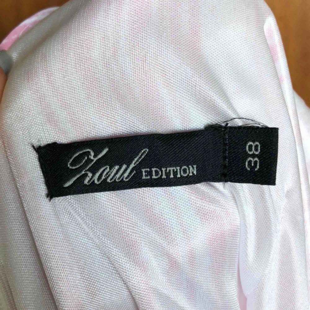 Somrig klänning i vitt och rosa mönster💕  Kort modell med en fin V-ringning både bak och fram. Använd en gång på skolanvslutning💞. Klänningar.