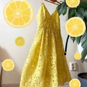  - Jättefin spetsklänning 💛🧡  Nypris 900 