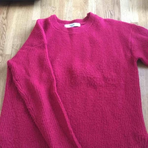  - Jättefin stickad tröja från Mango