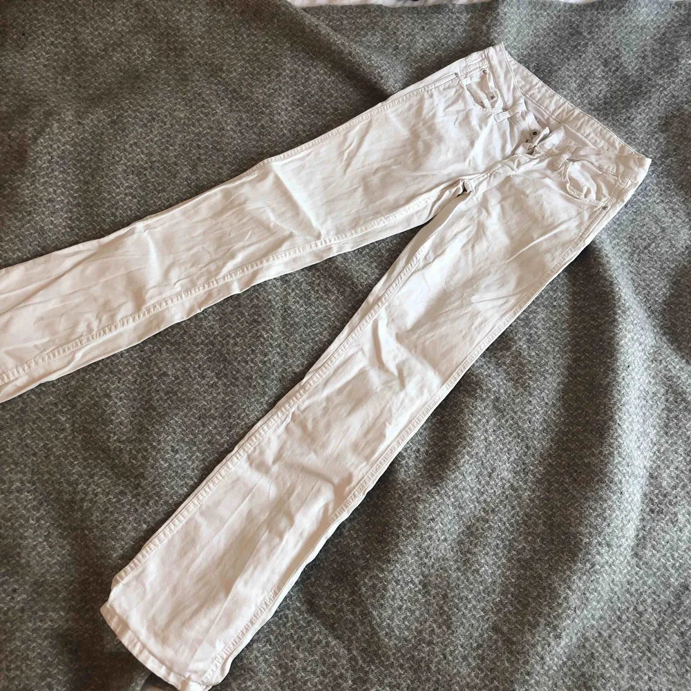 Vita lågmidjade italienska jeans som sitter snyggt. En blyg flare och vita virkade detaljer. . Jeans & Byxor.
