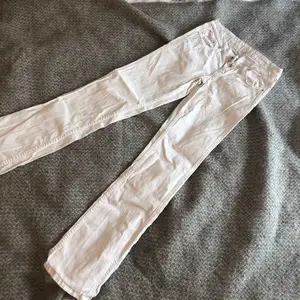 Vita lågmidjade italienska jeans som sitter snyggt. En blyg flare och vita virkade detaljer. 