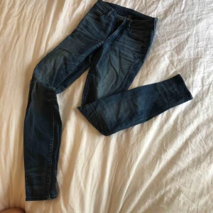  - Blå tajta jeans från gstar. Riktigt stretchiga och bekväma. 