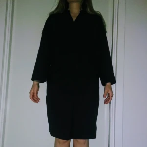  - Marinblå klänning från Filippa K. Använd 1 gång.  Finns i Stockholm men kan skickas.