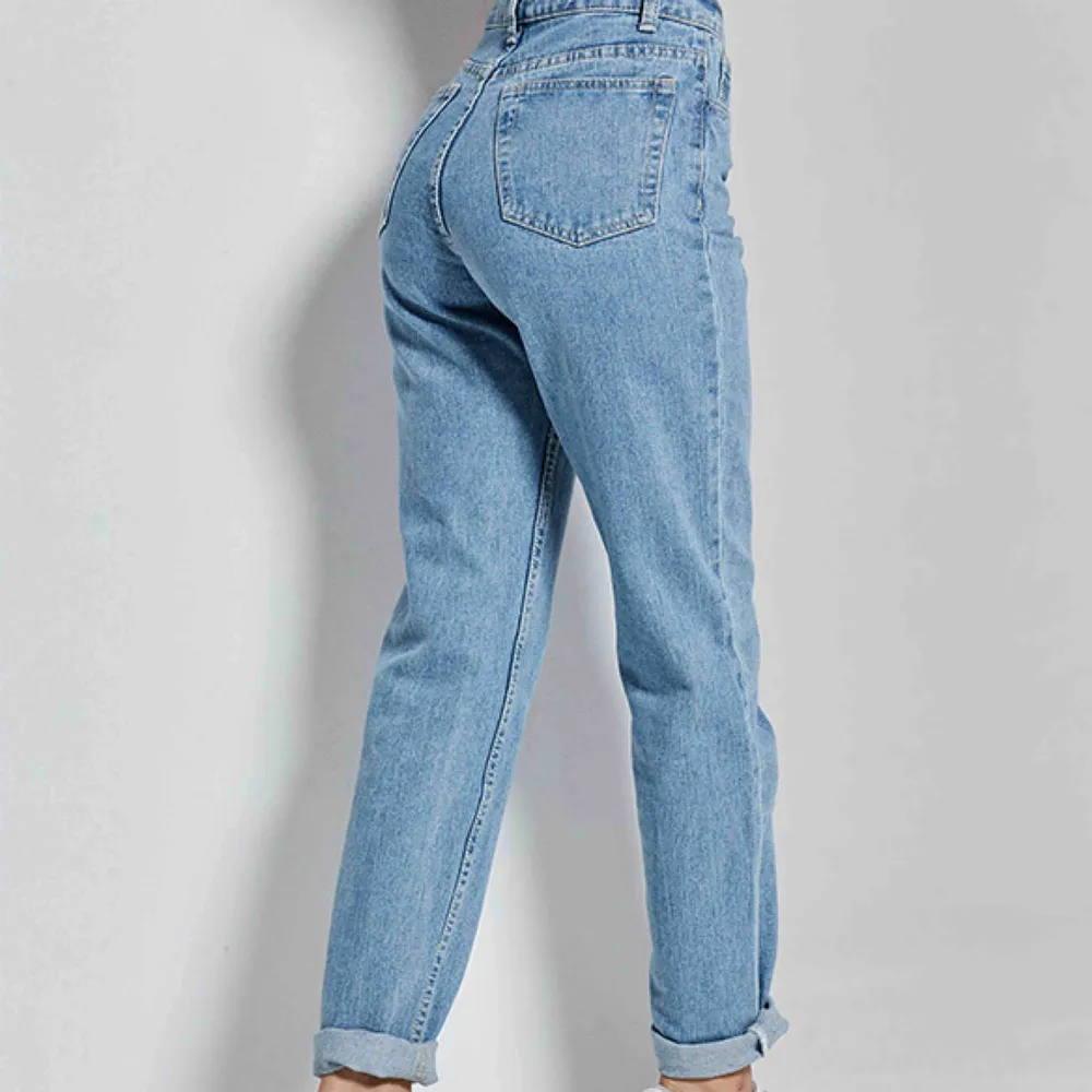 Söker liknande byxor som på bilderna ovan, någon som säljer? Helst ett pris mellan 200-500kr:). Jeans & Byxor.