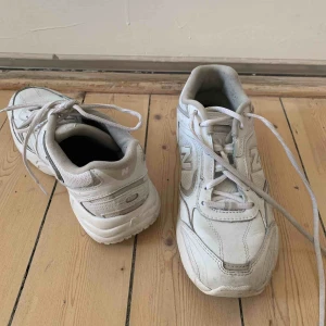  - New Balance WX452! White/grey Använda max 10 ggr Säljer för jag skulle vilja ha en storlek mindre, de är en stor 38! 300kr möts upp i Malmö, 400 inkl. frakt! 👟  