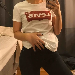  - Levis t-shirt