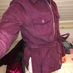  - Mörklila/vinrött Manchester sett från NA-KD!! Använt 4 gånger så jättefint skick🎈 Köparen står för frakt 