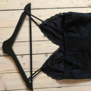  - Svart top i spets. 