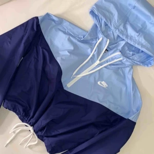  - Cool cropped windbreaker-jacka från Nike, aldrig använd, hann bara ta bort lapparna. Storlek S men skulle säga att den passar M också. Frakt 40kr 🌸