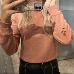  - Tröja från NA-KD med snygga detaljer på ärmarna och också lite högre i halsen! Endast använd 2 gånger. Frakt tillkommer, skriv vid frågor eller om ni vill ha fler bilder💗