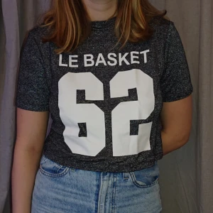  - Superfin glittertopp! Säljer pga använder ej. Väldigt fint skick, använd ca 2 ggr. Köparen står för frakten! ✨