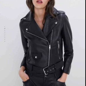  - Säljer denna skitsnygga skinnjackan från Zara! Den är i storlek XL men skulle säga att den sitter som en M, då den är väldigt liten i storleken! Väldigt sparsamt använd💕