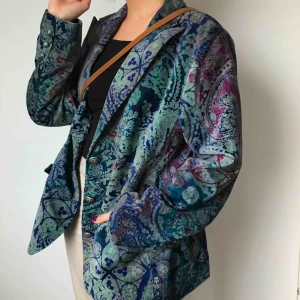  - Oanvänd jacka/kavaj från Almia. Inga slitningar eller tappade knappar. Som ny. Kan sicka fler bilder om så önskas. Frakt tillkommer🌸