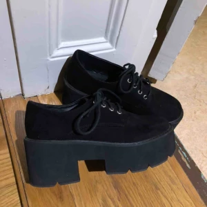  - Oanvända platåskor i storlek 36! Nytt skick 