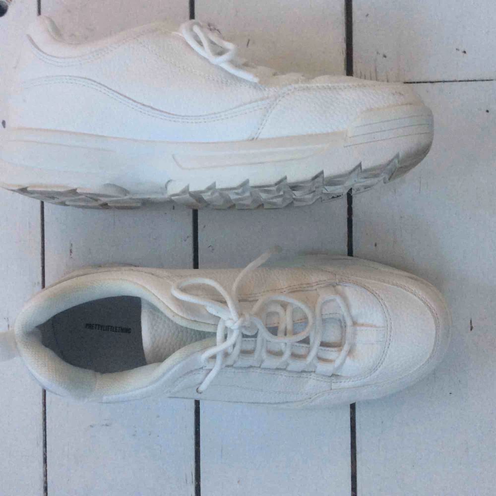 Vita sneakers med grövre sula, använda men i gott skick, men vänster sko liten skav på tån.. Skor.