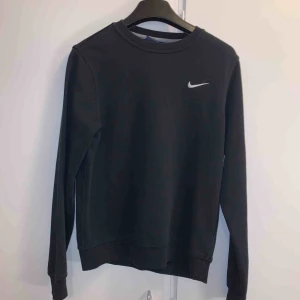 - Svart Nike tröja i strl M:) frakt ingår ej