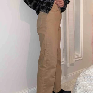 Carin Wester Raka Beigea byxor - Superfina beigea raka byxor i nästan nytt skick från Carin Wester. Min syster som modellar på bilden är 166cm lång och är längden bra, men säljer då de tyvärr är för stora i midjan. Köparen står för frakt kan mötas upp i Stockholm 💓💗