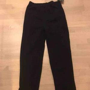  - Mjukisbyxor med slits på sidan av ankeln. Jättesnygga till sneakers!