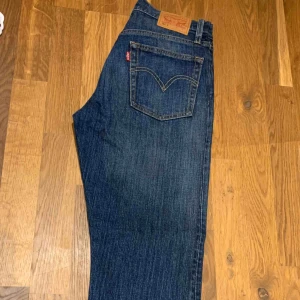 - Levis 501 slim med raka benslut. Aldrig använda. Upplever dem något stora i storleken, jag är normalt en 28/29.