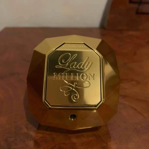  - Parfym från Paco Rabanne Lady One Million 100ml. Riktigt fräsch doft! Nästan helt full flaskan- se bild . Använd endast ett fåtal ggr . Säljes pga att jag har alldeles för mkt parfymer hemma.