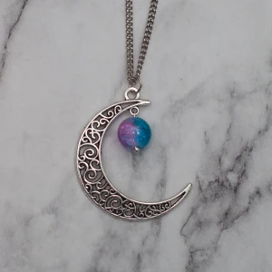 Silver Moon  - Fint halsband med glaspärla. Hänget är ca 4cm. Kedjan är ca 50cm. 11:- i frakt, fri frakt vid köp över 100:-.