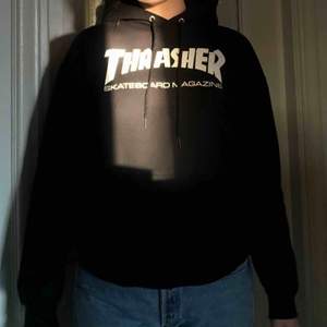 Super najs original Thrasher hoodie! Bra skick och använd fåtal gånger. Originalpris: 1 000kr  Köparen står för frakten 😊 Kan annars mötas upp i Stockholm City