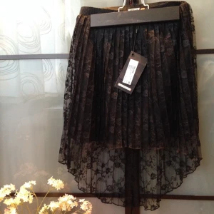  - Svart kjol i spets från Only i storlek XS. Helt ny, prislapp kvar. 