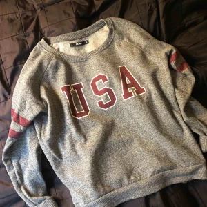  - Collagetröja från bikbok, stl M, men skulle säga att den passar fint med oversize på en S också! 