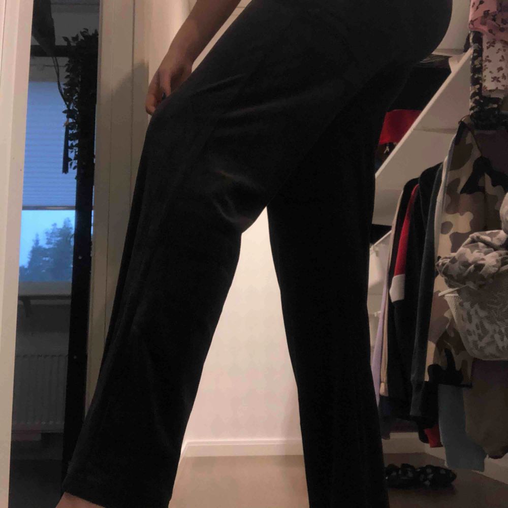 Svarta velour/sammet byxor från Gina Tricot. Lite för korta för min smak. Jag är 177cm. Suuuper sköna innuti och utanpå. Passar S också. 100kr + frakt 💞. Jeans & Byxor.