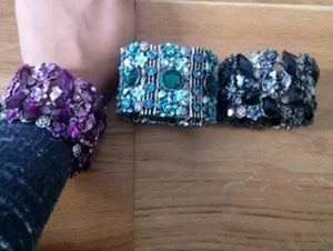  - Armband köpta från spanien. Fina att ha på men även fina som prydnad då de glänser vackert i ljus. 50 kr styck och de är ej använda.