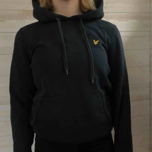  - Marinblå hoddie från Lyle and Scott.   Ord. Pris 750kr Storlek S (ganska liten storlek) Mottagaren står för frakten!