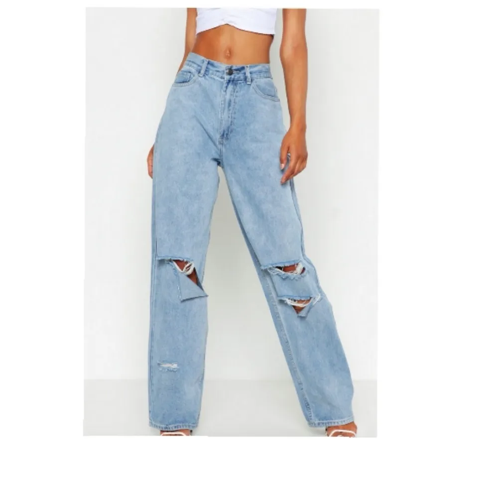 Helt ny! Slitan byxor i boyfriend modell tall från boohoo.  Säljer för att jag råkade beställa fel storlek. . Jeans & Byxor.