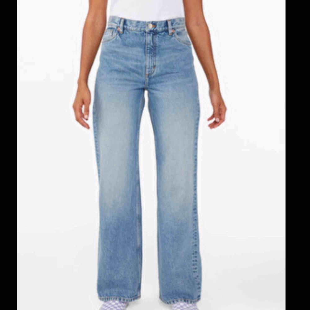 Super snygga jeans ifrån monki i modellen ”Yoko mid blue”. Använda endast en gång så dom är i super bra skick. Skriv för tydligare bilder (frakt, längd m.m)🥰. Jeans & Byxor.