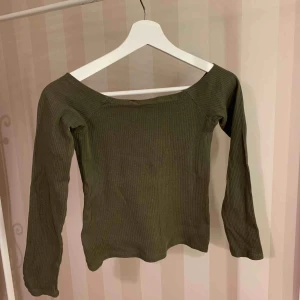  - En ribbad off-shoulder topp från BikBok i storlek XS! Använt skick, men ändå fin! 95% Bomull 5% Elastane