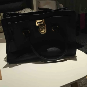  - Säljer en Michael kors är i bra skick använd få gånger  